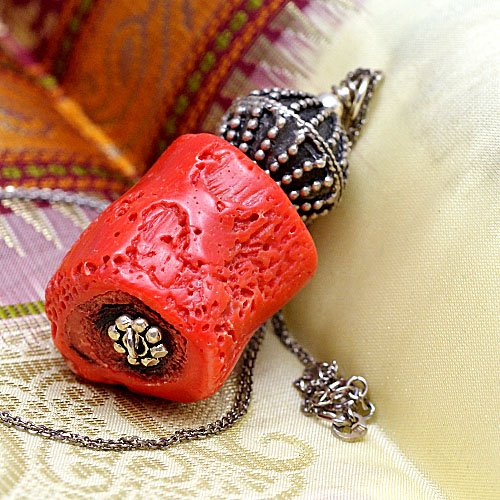 Koral w srebrze. Duży wisior na łańcuszku