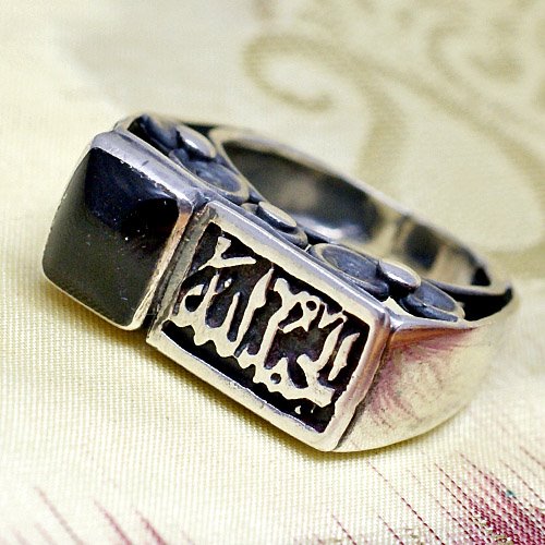 Arabski pierścionek z napisem