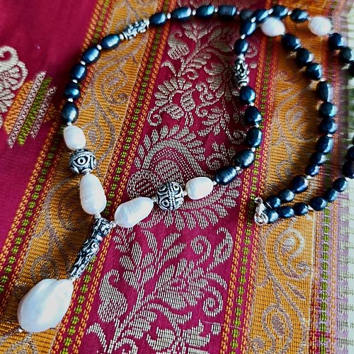 Naszyjnik z czarnych i białych pereł