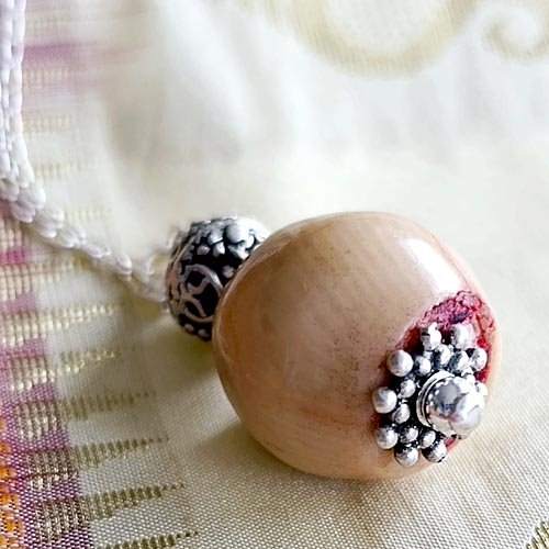 długi wisiorek z różowego korala