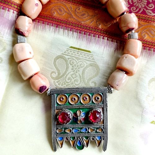 Duże korale z berberyjskim wisiorem