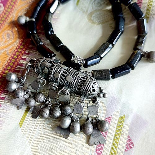 Czarny naszyjnik z amuletem z Jemenu