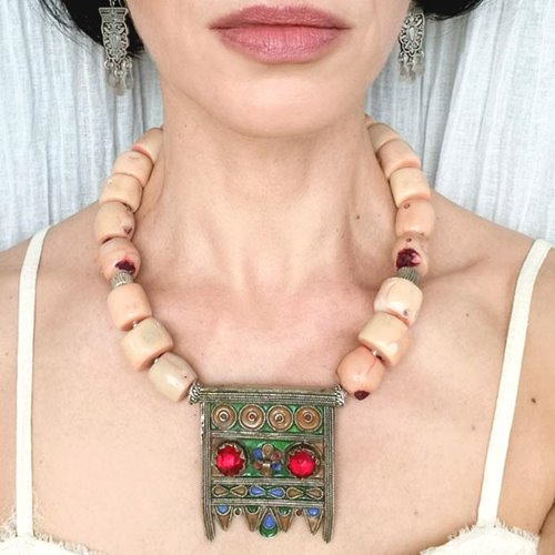 Duże korale z berberyjskim wisiorem