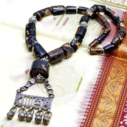 Stary amulet na sznurze czarnych korali