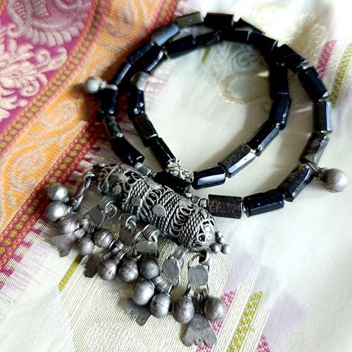 Czarny naszyjnik z amuletem z Jemenu