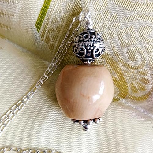 długi wisiorek z różowego korala