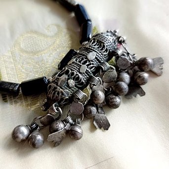 Czarny naszyjnik z amuletem z Jemenu