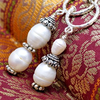 Asymetryczne kolczyki z białymi perłami