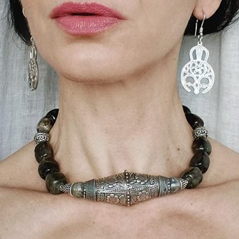 Oman. Duża kolia z labradorytu