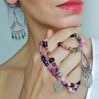 Długi naszyjnik z różowych kamieni