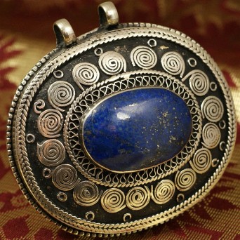 Biżuteria afgańska: srebrny wisior z lapis lazuli