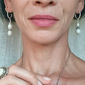 Asymetryczne kolczyki z białymi perłami