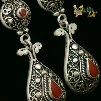 Długie wiszące kolczyki