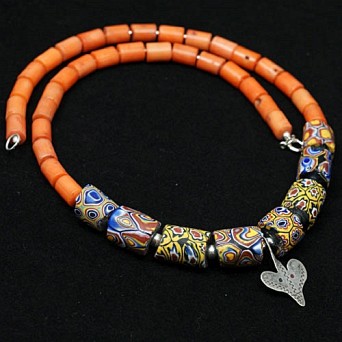 Naszyjnik: korale, szkło weneckie i amulet Sahrawi