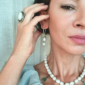 Asymetryczne kolczyki z białymi perłami