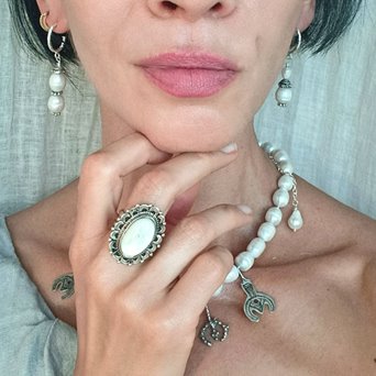 Asymetryczne kolczyki z białymi perłami