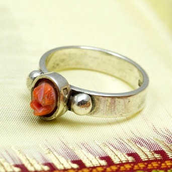 Srebrny pierścionek z koralem