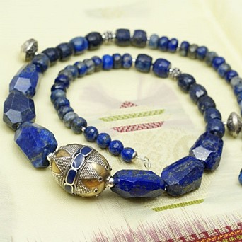 Etniczny naszyjnik z lapis lazuli i srebra