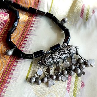 Czarny naszyjnik z amuletem z Jemenu