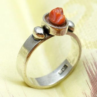 Srebrny pierścionek z koralem
