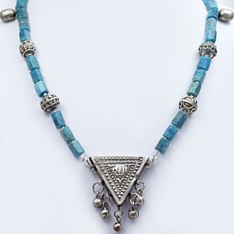 Amulet Zar. Etniczny naszyjnik z kamieni