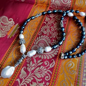 Naszyjnik z czarnych i białych pereł