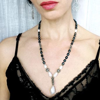 Naszyjnik z czarnych i białych pereł