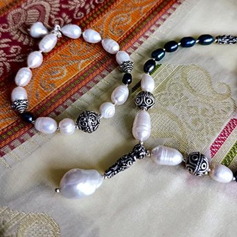 Bransoletka z białych i czarnych pereł