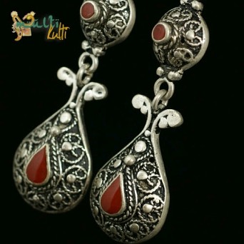 Długie wiszące kolczyki