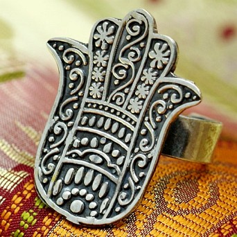 Srebrny pierścionek. Amulet Hamsa