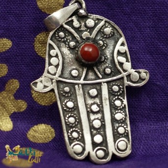 Hamsa: wisiorek z koralem