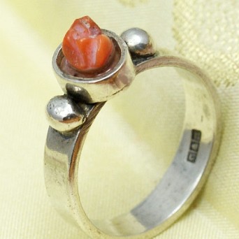Srebrny pierścionek z koralem