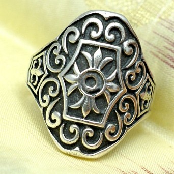 Srebrny pierścionek z ornamentami