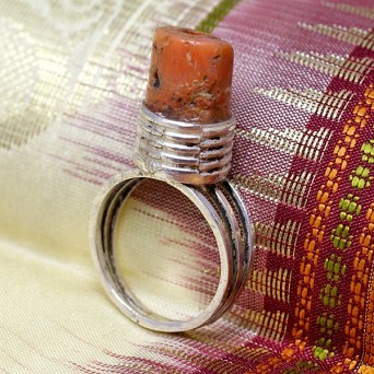 Srebrny pierścionek z koralem. Jemen