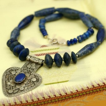 Lapis lazuli i amulet z Kazachstanu