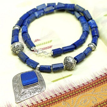 Lapis lazuli: Naszyjnik z wisiorem.