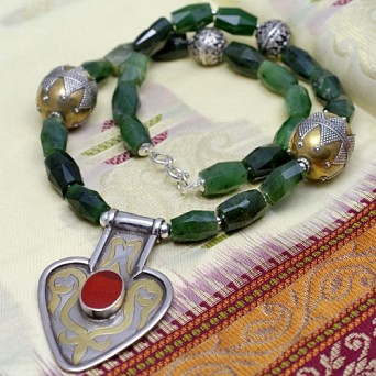 Asyk. Amulet z Turkmenistanu w nefrycie