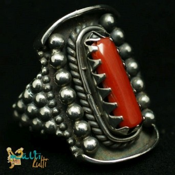 Srebrny pierścionek z czerwonym koralem