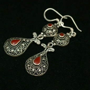 Długie wiszące kolczyki