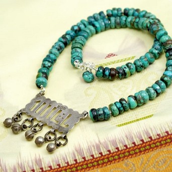Magiczny Zar: Amulet w turkusach