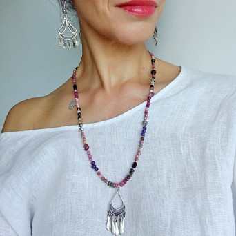 Długi naszyjnik z różowych kamieni