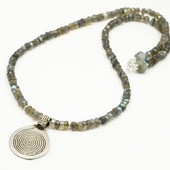 Naszyjnik labradoryt i srebrna spirala (amulet)