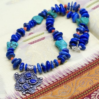 Naszyjnik z kolorowych kamieni z dużym wisiorem lapis lazuli