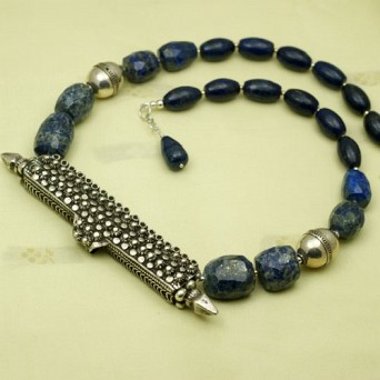 Duży naszyjnik ze srebrnym amuletem