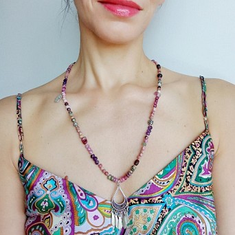 Długi naszyjnik z różowych kamieni