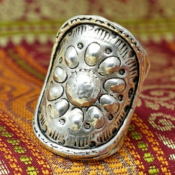Szeroki srebrny pierścionek etniczny