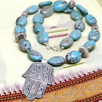 Turkusowy naszyjnik i Hamsa
