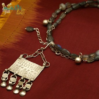 Długi naszyjnik z beduińskim amuletem