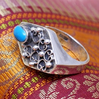 Artystyczny srebrny pierścionek z turkusem