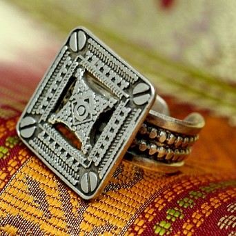 Kwadratowy pierścionek ze srebra